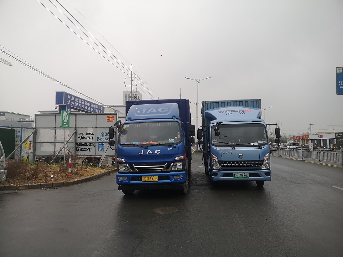 通州湾东安大道东安荟二期门口大车占用非机动车道