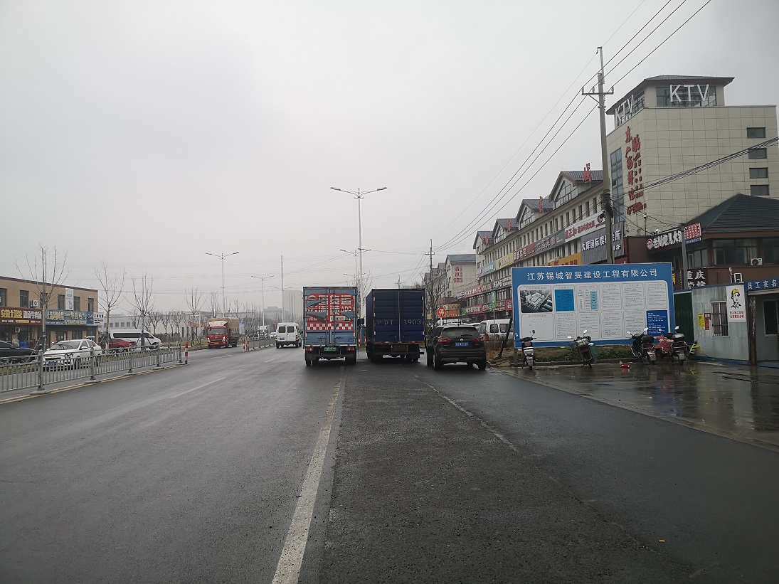 通州湾东安大道东安荟二期门口大车占用非机动车道