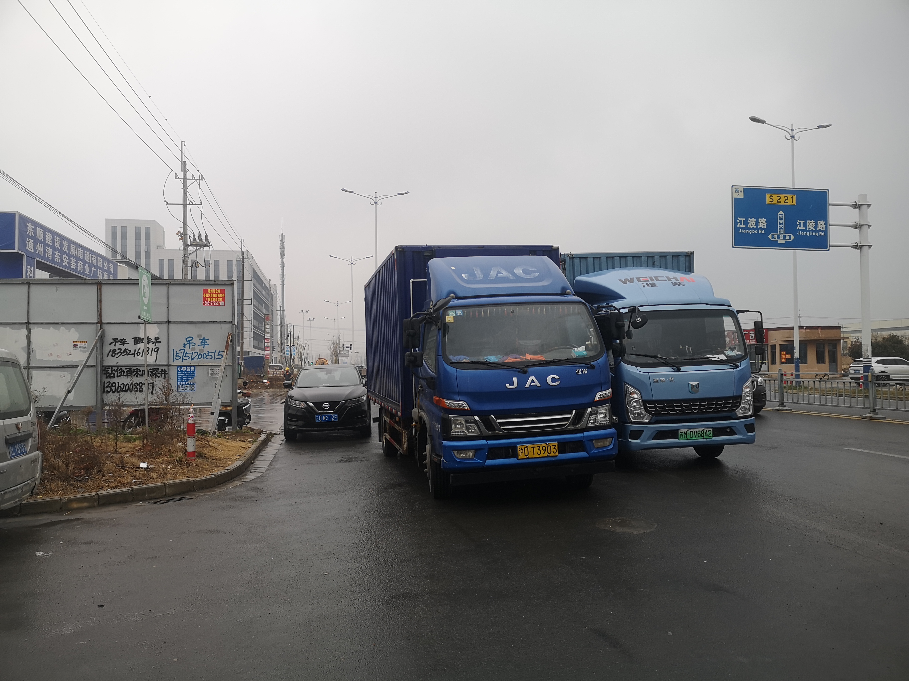 通州湾东安大道东安荟二期门口大车占用非机动车道